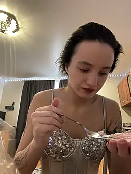 Snapshot of MiaTee chatting on 02.01.26 MiaTee online show from 02.01.26