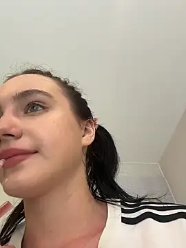 MiaTee online show from 03.20.26