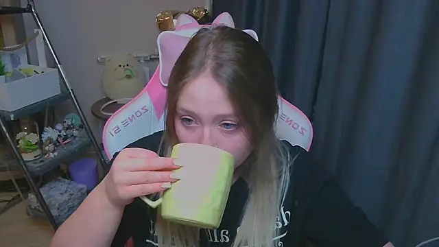 Snapshot of Emiliaaah chatting on 02.04.26 Emiliaaah online show from 02.04.26