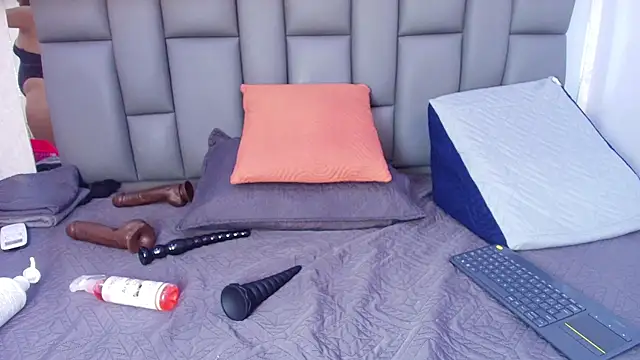 melany roberts  online show from 04.18.26