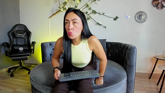 Mia Davis   online show from 07.07.26