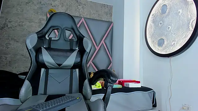 Snapshot of Emily-Queen03 chatting on 02.19.26 Emily-Queen03 online show from 02.19.26