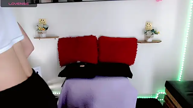 Snapshot of NathalialLooes chatting on 02.22.26 NathalialLooes online show from 02.22.26