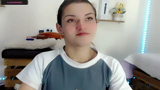 Snapshot of NathalialLooes chatting on 04.15.26 NathalialLooes online show from 04.15.26