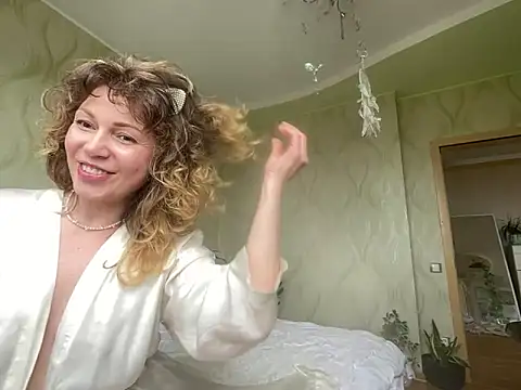 Snapshot of CarolineStar30 chatting on 04.16.26 CarolineStar30 online show from 04.16.26