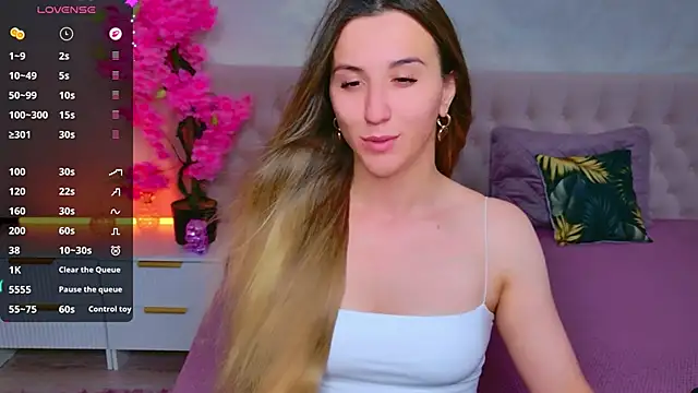 Snapshot of JasminUqueen chatting on 06.17.26 JasminUqueen online show from 06.17.26