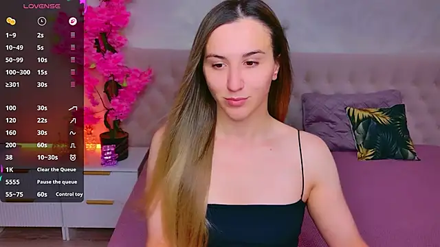 Snapshot of JasminUqueen chatting on 06.18.26 JasminUqueen online show from 06.18.26