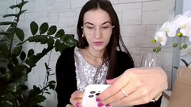 JuliaLovely online show from 02.17.26