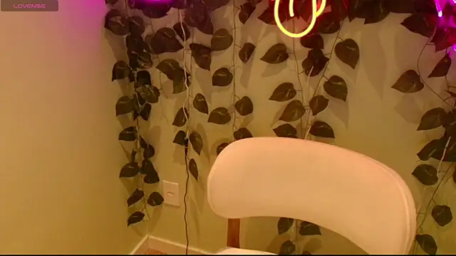 Snapshot of Susan_Backer chatting on 04.16.26 Susan Backer online show from 04.16.26