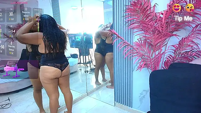 Snapshot of EmmaLebrun chatting on 04.14.26 EmmaLebrun online show from 04.14.26