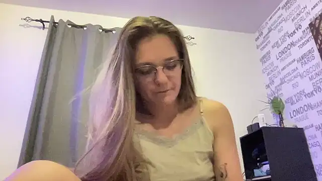 Snapshot of Ninafrisson chatting on 03.22.26 Ninafrisson online show from 03.22.26