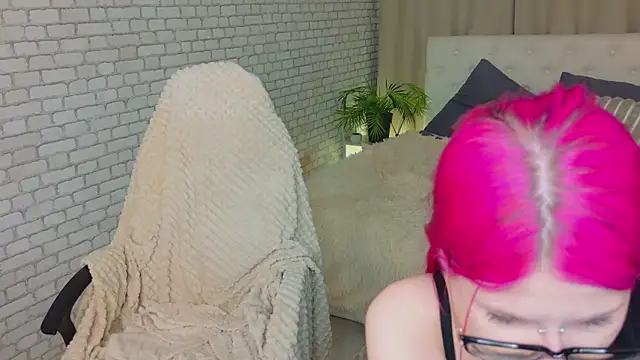 Snapshot of michelewild chatting on 04.15.26 michelewild online show from 04.15.26