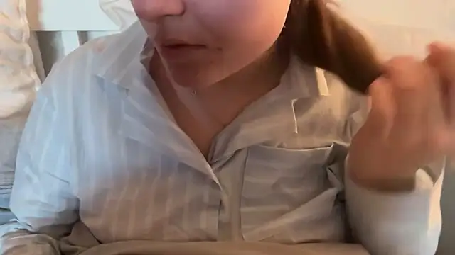 Snapshot of Lucyschickt chatting on 04.02.26 Lucyschickt online show from 04.02.26