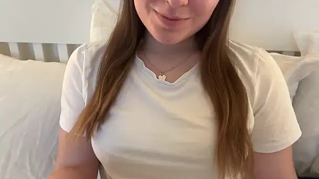 Snapshot of Lucyschickt chatting on 04.13.26 Lucyschickt online show from 04.13.26