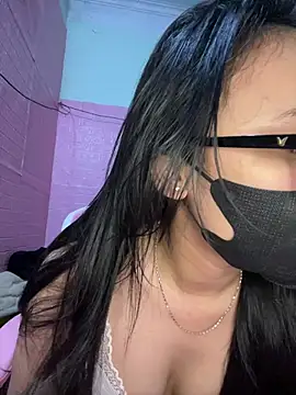 Snapshot of Leeeiuu chatting on 02.28.26 Leeeiuu online show from 02.28.26