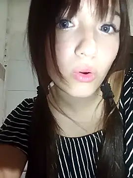 Snapshot of dieciochoyundia chatting on 02.15.26 dieciochoyundia online show from 02.15.26