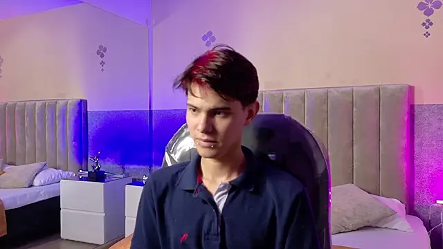 Snapshot of Derek_Sinn chatting on 04.04.26 Derek Sinn online show from 04.04.26