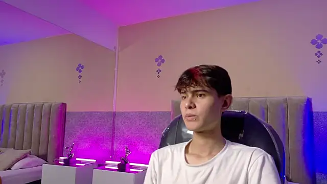 Snapshot of Derek_Sinn chatting on 04.07.26 Derek Sinn online show from 04.07.26