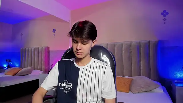 Snapshot of Derek_Sinn chatting on 04.08.26 Derek Sinn online show from 04.08.26