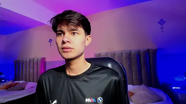 Snapshot of Derek_Sinn chatting on 04.12.26 Derek Sinn online show from 04.12.26