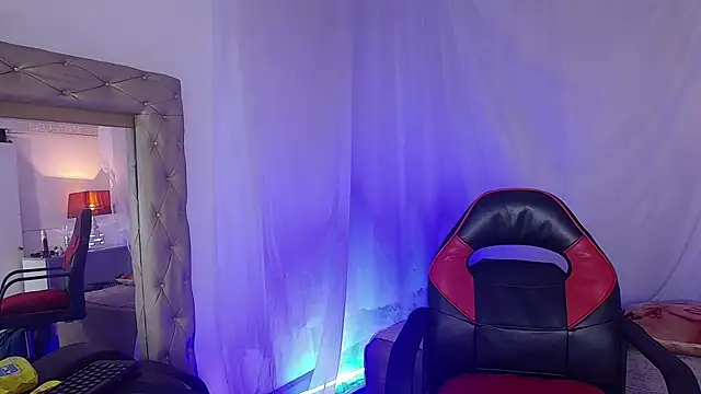 Snapshot of laurasofia45 chatting on 04.11.26 laurasofia45 online show from 04.11.26