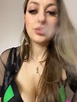 Snapshot of Alyxra chatting on 04.11.26 Alyxra online show from 04.11.26