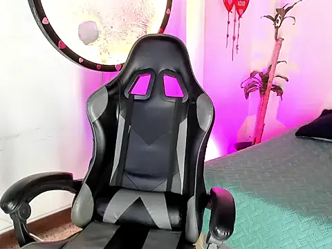 Miaa-Foxx online show from 04.25.26