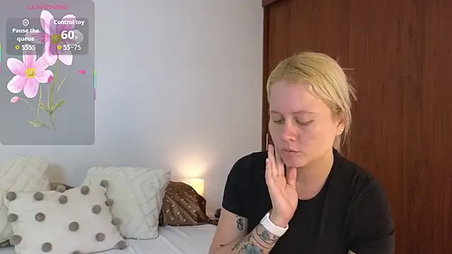 Snapshot of zoee__sweet chatting on 04.14.26 zoee sweet online show from 04.14.26