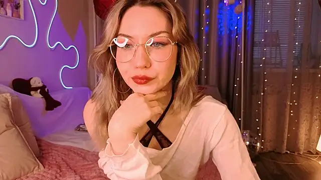 Snapshot of lusciousslily chatting on 02.25.26 lusciousslily online show from 02.25.26