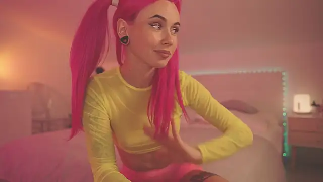 Snapshot of Sarah_Pink chatting on 12.06.24 Sarah Pink online show from 12.06.24