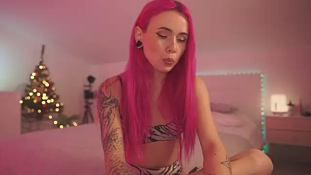 Snapshot of Sarah_Pink chatting on 12.29.24 Sarah Pink online show from 12.29.24