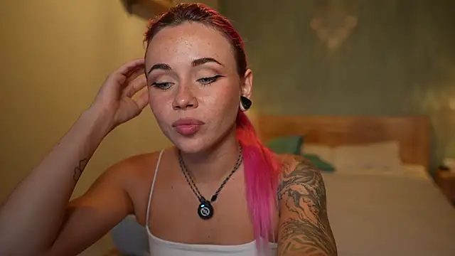 Snapshot of Sarah_Pink chatting on 11.15.25 Sarah Pink online show from 11.15.25