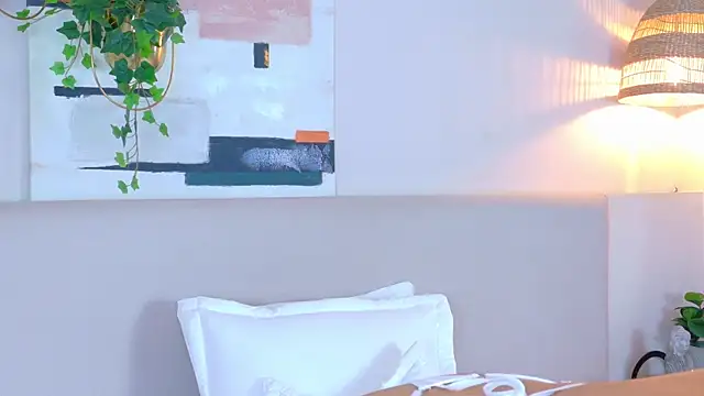 Snapshot of VioletBloomm chatting on 04.14.26 VioletBloomm online show from 04.14.26