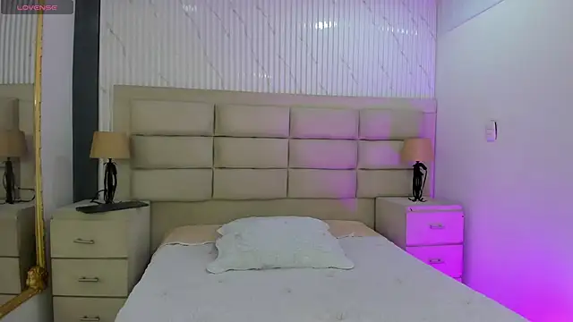 Snapshot of CarolineFyre chatting on 04.02.26 CarolineFyre online show from 04.02.26