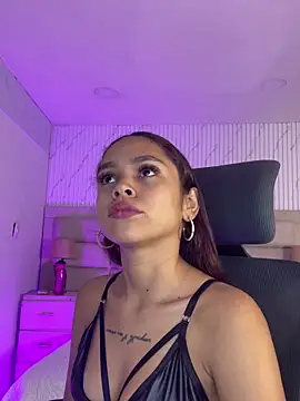 Snapshot of CarolineFyre chatting on 04.06.26 CarolineFyre online show from 04.06.26