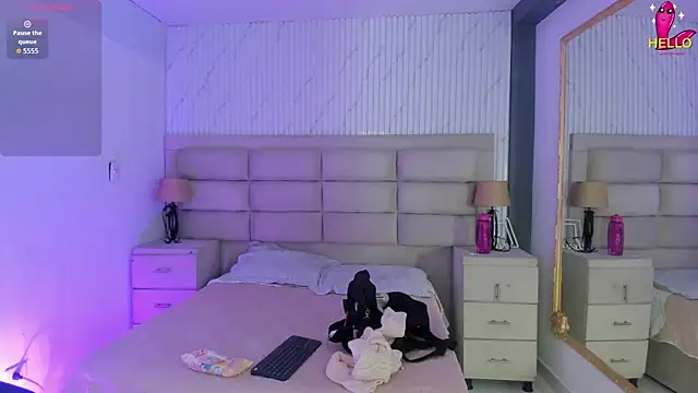 Snapshot of CarolineFyre chatting on 04.12.26 CarolineFyre online show from 04.12.26