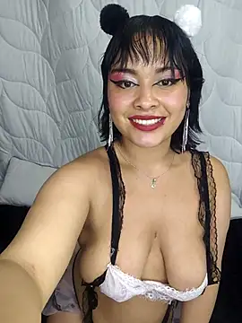 Snapshot of zoe_love18 chatting on 04.15.26 zoe love18 online show from 04.15.26