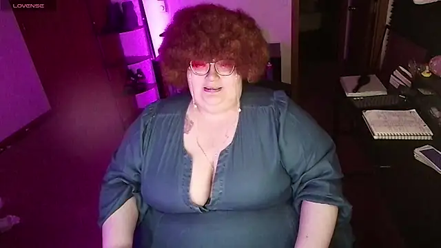 Snapshot of RileySynn chatting on 04.19.26 RileySynn online show from 04.19.26