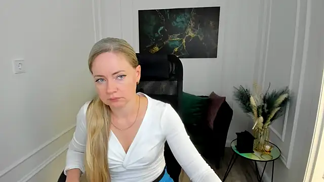 Snapshot of CharlotteKerti chatting on 06.22.26 CharlotteKerti online show from 06.22.26