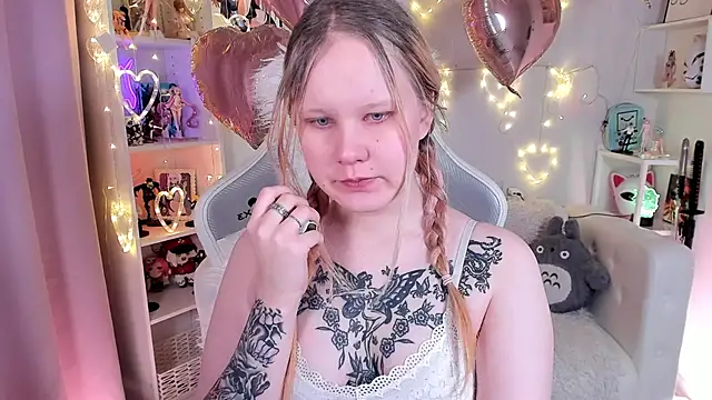 Snapshot of AnnieVibe chatting on 02.05.26 AnnieVibe online show from 02.05.26