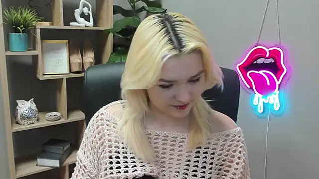 Snapshot of SweetLilyxo chatting on 03.18.26 SweetLilyxo online show from 03.18.26