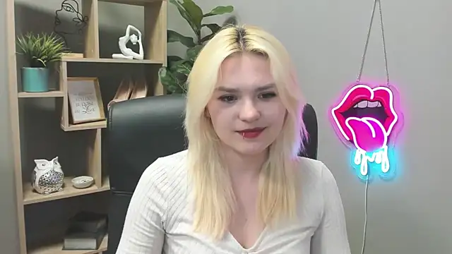 Snapshot of SweetLilyxo chatting on 04.14.26 SweetLilyxo online show from 04.14.26