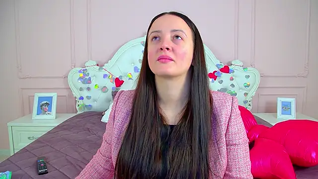 Snapshot of ElinaBellucci chatting on 02.13.26 ElinaBellucci online show from 02.13.26