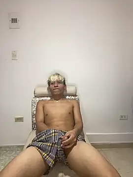 Snapshot of MaxyRyan chatting on 03.14.26 MaxyRyan online show from 03.14.26