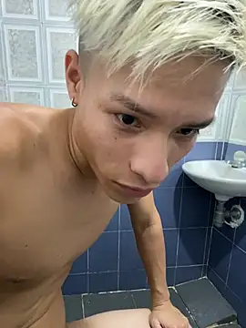 Snapshot of MaxyRyan chatting on 03.22.26 MaxyRyan online show from 03.22.26