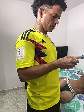 Snapshot of MaxyRyan chatting on 04.10.26 MaxyRyan online show from 04.10.26