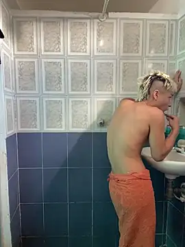 Snapshot of MaxyRyan chatting on 04.14.26 MaxyRyan online show from 04.14.26