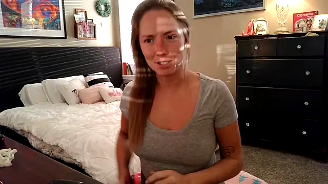 Snapshot of mooviebaby chatting on 02.13.26 mooviebaby online show from 02.13.26