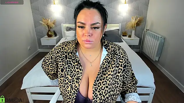 Snapshot of adele_crown chatting on 02.26.26 adele crown online show from 02.26.26