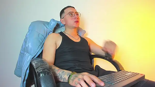 Snapshot of Emmanuel_Lust chatting on 02.05.26 Emmanuel Lust online show from 02.05.26